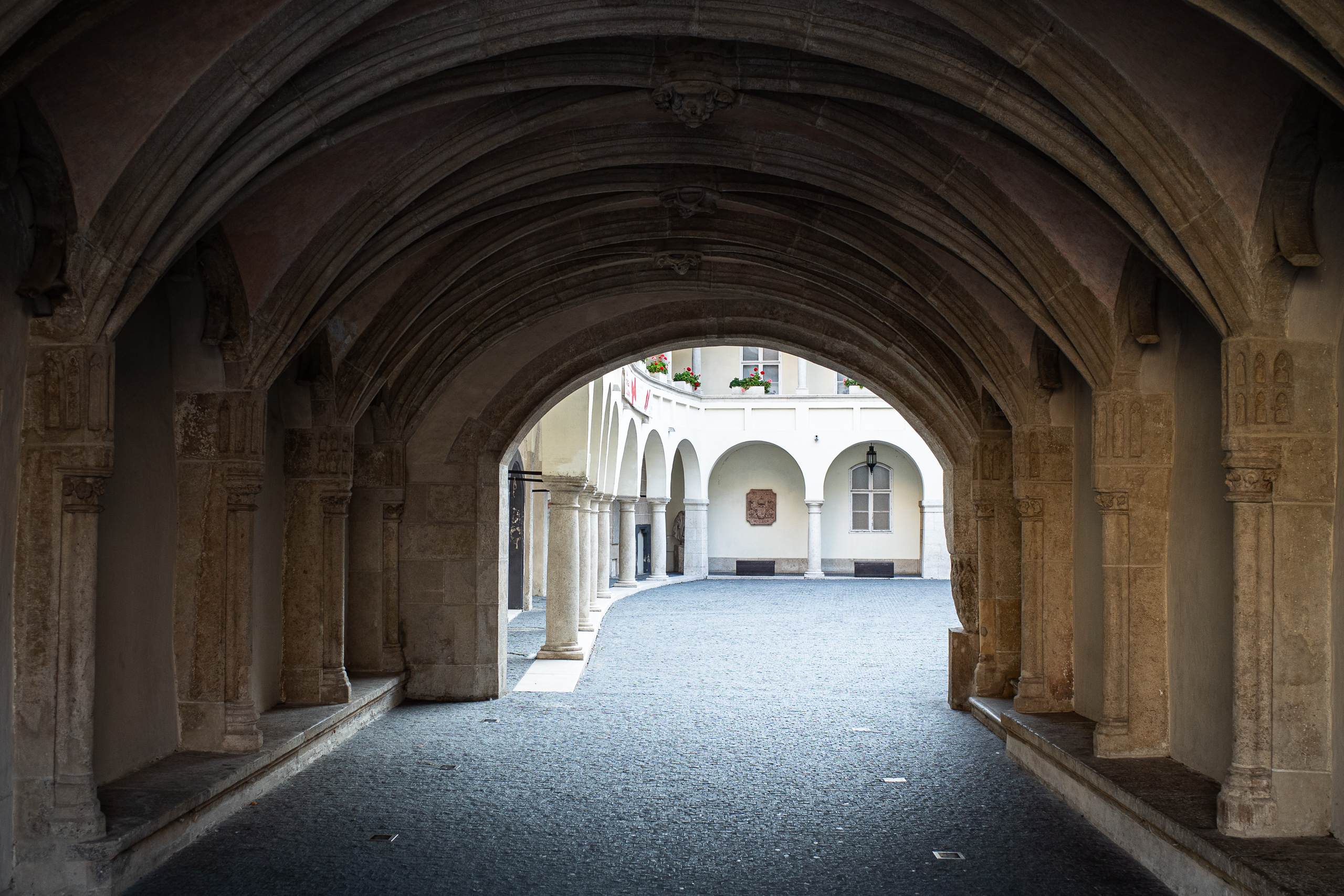 Durch das gotische Gewölbe in den Arkadenhof des Alten Rathauses